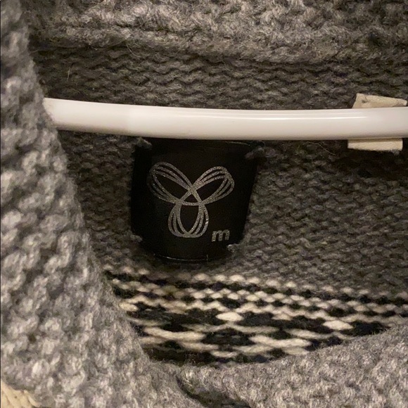 TNA sweater in GUC - Picture 3 of 6